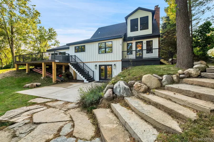 8920 BUCKHORN LAKE RD, Holly, MI 48442