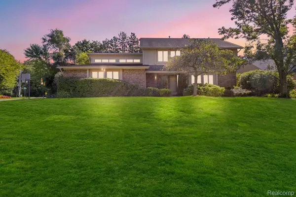 30074 S WILLOW CT, Farmington Hills, MI 48331