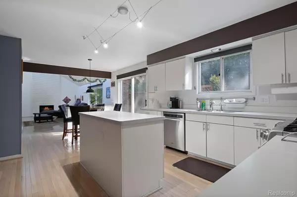 Farmington Hills, MI 48331,30074 S WILLOW CT