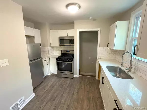 Harper Woods, MI 48225,19121 WOODSIDE ST