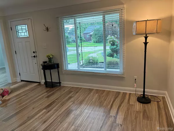 Dearborn Heights, MI 48127,7412 FENTON ST