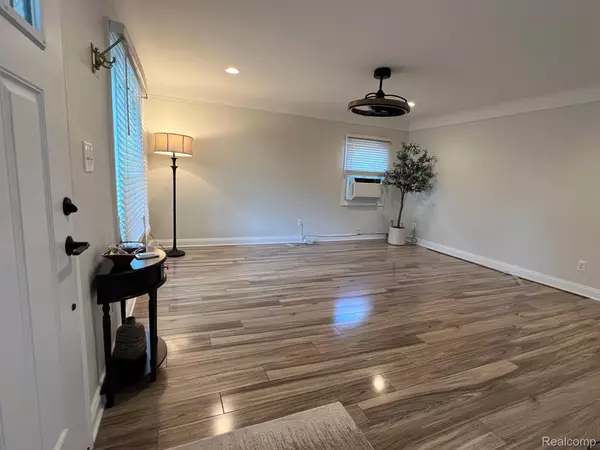 Dearborn Heights, MI 48127,7412 FENTON ST