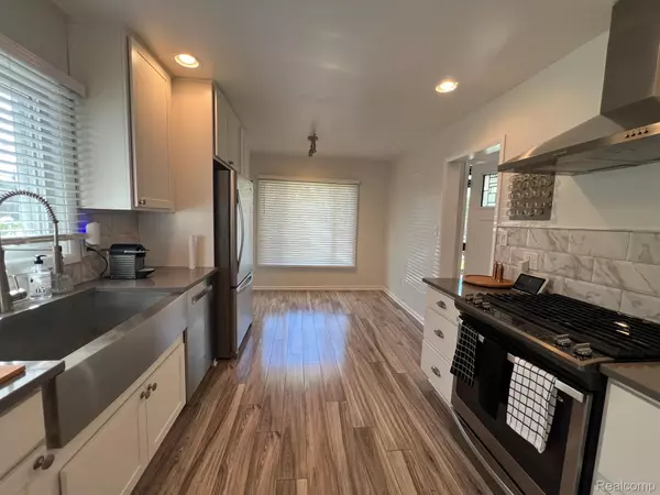 Dearborn Heights, MI 48127,7412 FENTON ST