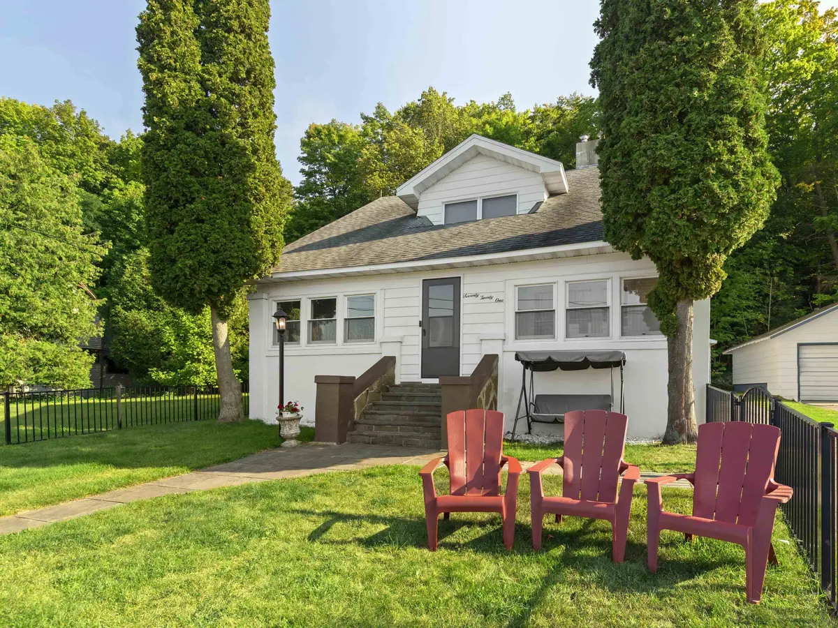 7021 Crystal AVE, Benzonia Twp, MI 49617