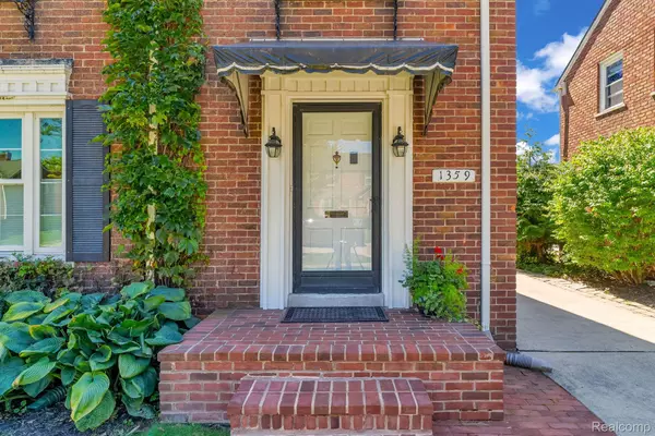 Grosse Pointe Woods, MI 48236,1359 HOLLYWOOD AVE