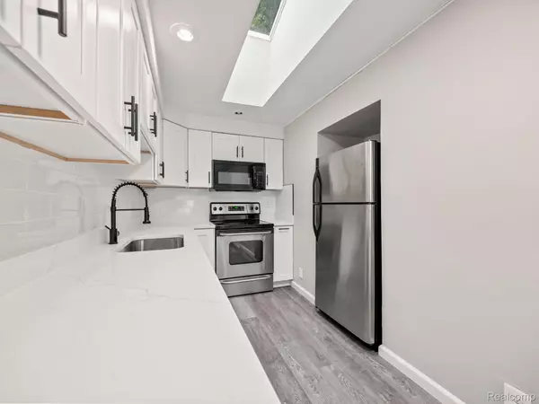 Harper Woods, MI 48225,20953 HAMPTON RD