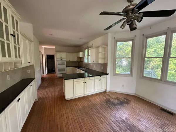 Lathrup Village, MI 48076,27848 CATHALTON