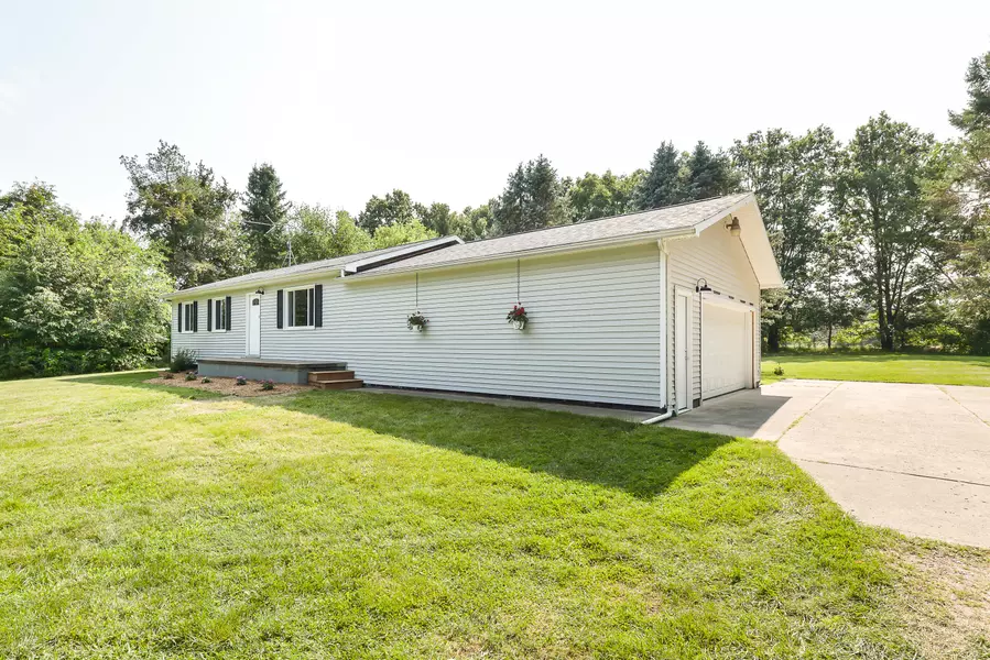 6534 Pinckney RD, Pinckney, MI 48169