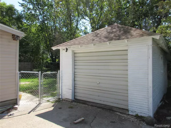 Clio, MI 48420,106 Butler ST