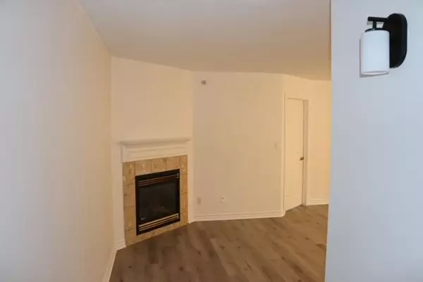 Oakville, ON L5M 4N1,1450 Bishops Gate #102