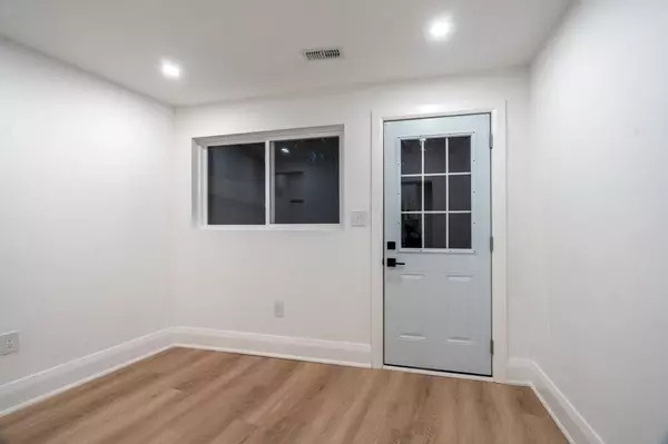 Toronto W02, ON M6P 1X6,2555 Dundas ST W #Main Floor