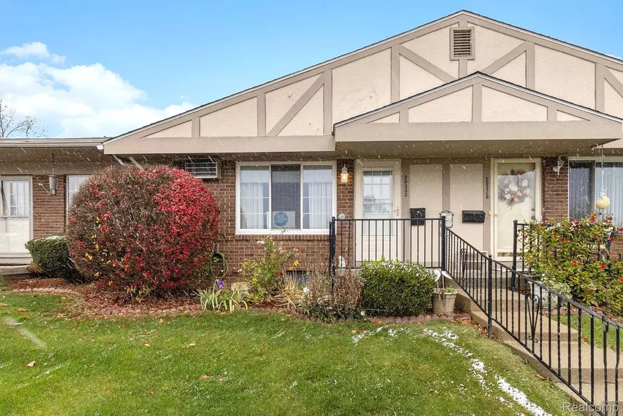 25333 Potomac Dr Unit#7 DR #7, South Lyon, MI 48178