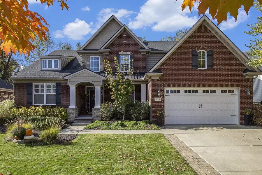 439 Amelia CIR, South Lyon, MI 48178