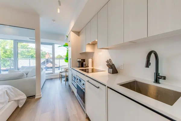 Toronto C01, ON M6J 0H3,5 Lakeview AVE #415