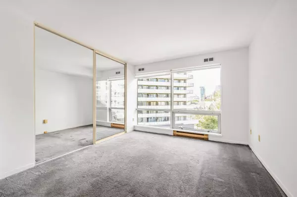 Toronto C01, ON M5S 3A6,1001 Bay ST #716