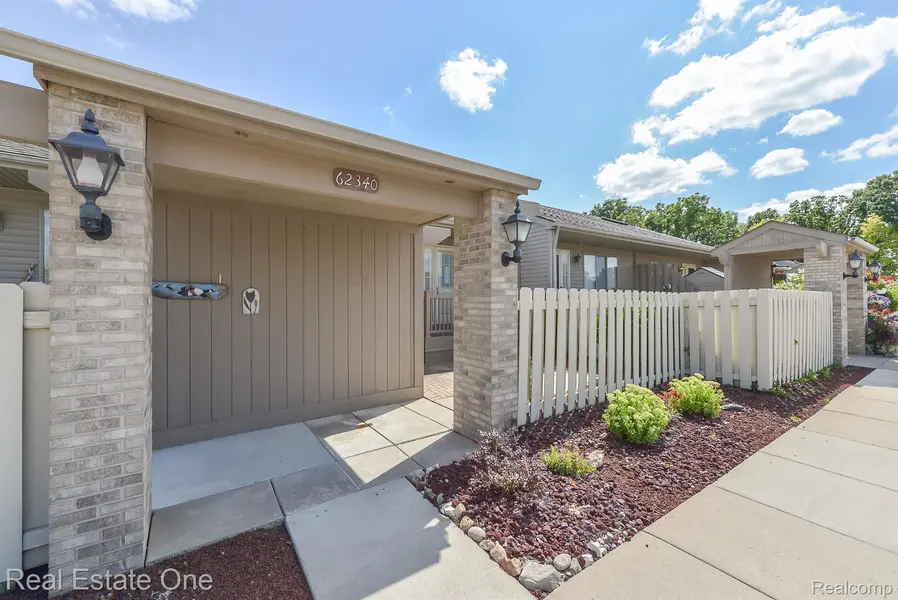 62340  Arlington Circle #2, South Lyon, MI 48178