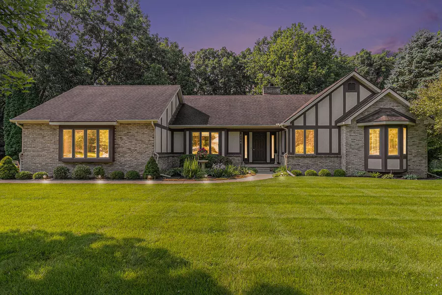 2306 Sunny Ridge DR, Pinckney, MI 48169