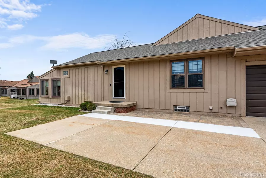 12387 Nantucket #151, South Lyon, MI 48178