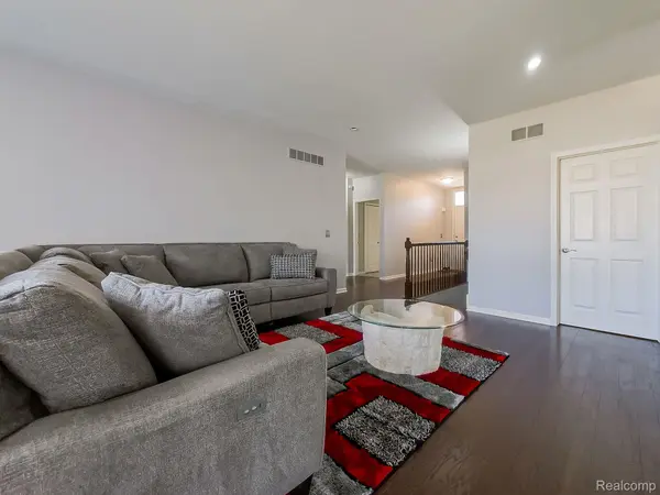 Warren, MI 48092,29437 WOODPARK CIR