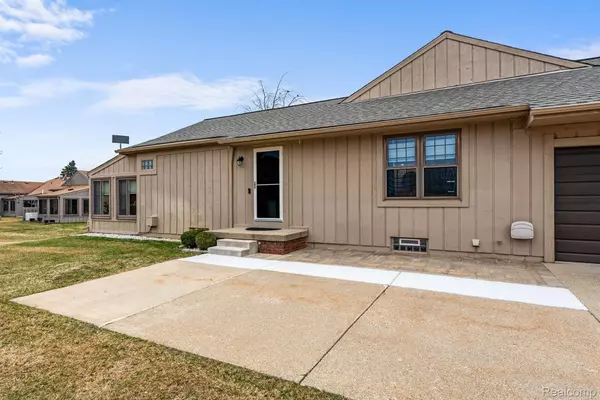 South Lyon, MI 48178,12387 Nantucket #151