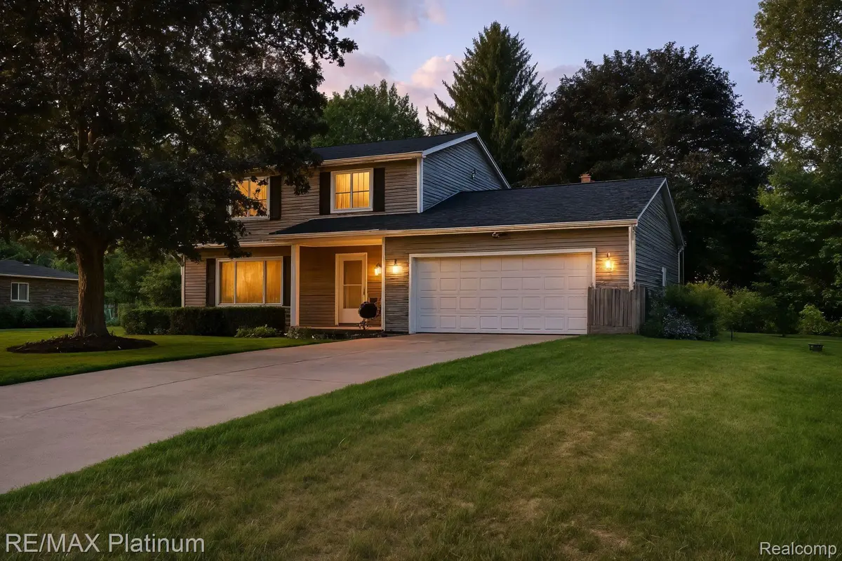 6339 Chaparral DR, Green Oak Township, MI 48116