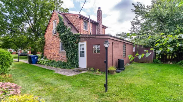 Redford, MI 48240,19445 FIVE POINTS ST