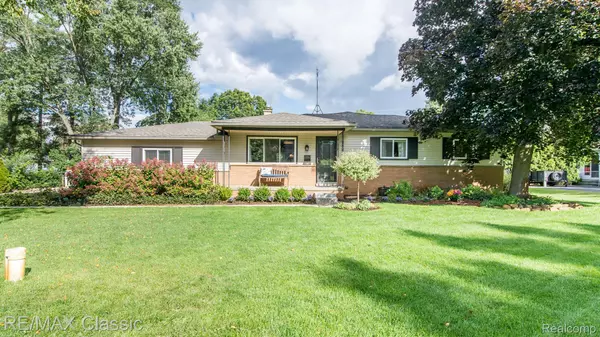 2552 WOODLAWN ST, Wolverine Lake, MI 48390