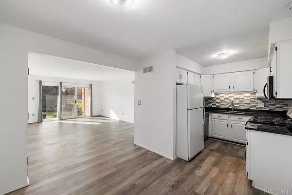 Bloomfield Hills, MI 48304,716 E FOX HILLS DR