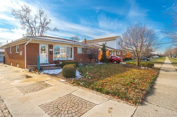 Fraser, MI 48026,18018 BREEZEWAY