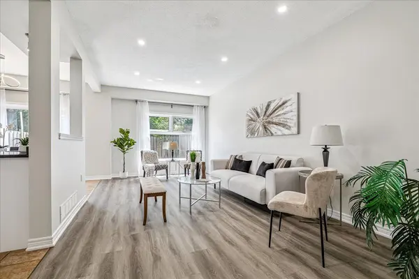 Hamilton, ON L9K 1S8,60 Cloverleaf DR #38