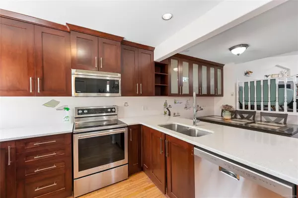 Victoria, BC V8R 4J8,3014 Scott St