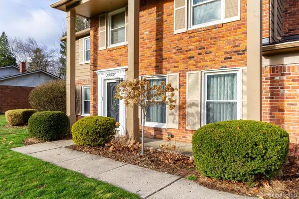 Farmington Hills, MI 48331,30037 RAVENSCROFT ST