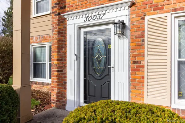 Farmington Hills, MI 48331,30037 RAVENSCROFT ST