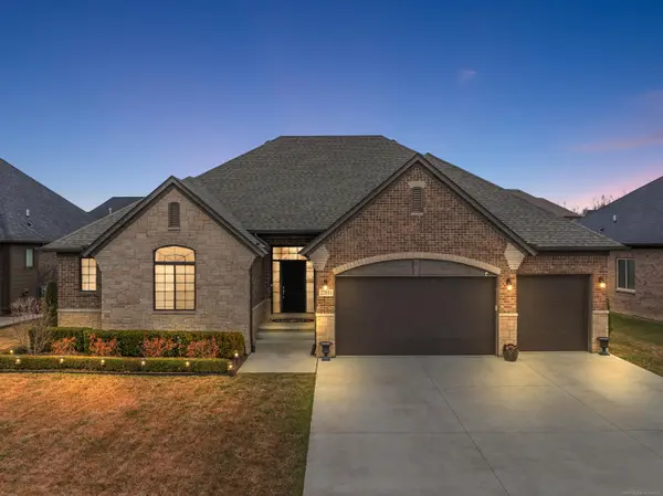 22051 Chaucer CT,  Macomb Twp,  MI 48044