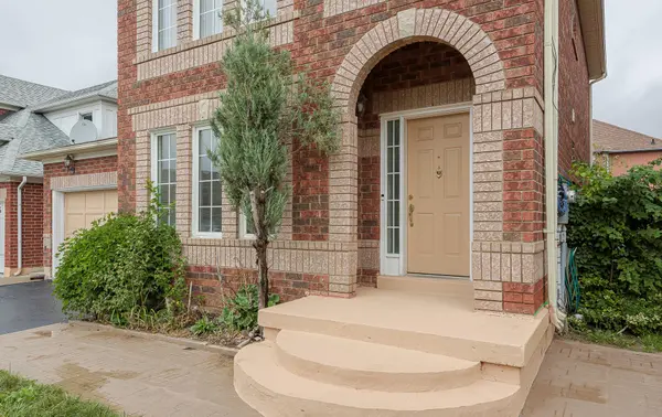 Brampton, ON L6R 1Z7,15 Meadow Glade RD