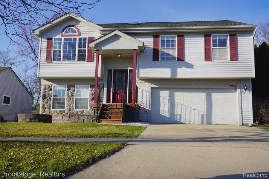 3259 Hilltop DR, Holly, MI 48442