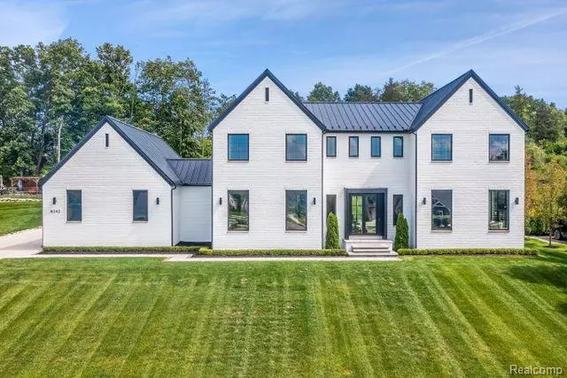 8343 STONEY CREEK DR, South Lyon, MI 48178