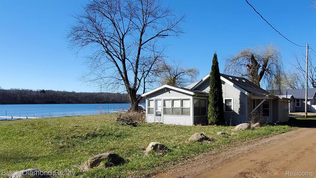 3701 Lakeshore Dr DR, Grass Lake, MI 49240