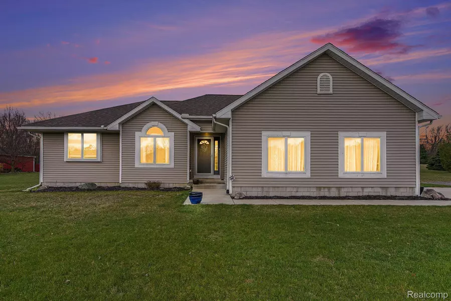 18328 WALNUT LN, Gregory, MI 48137