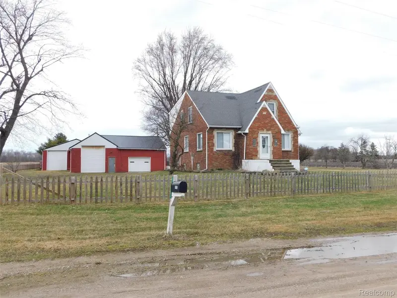 8753 HOLLOW CORNERS RD, Almont, MI 48003