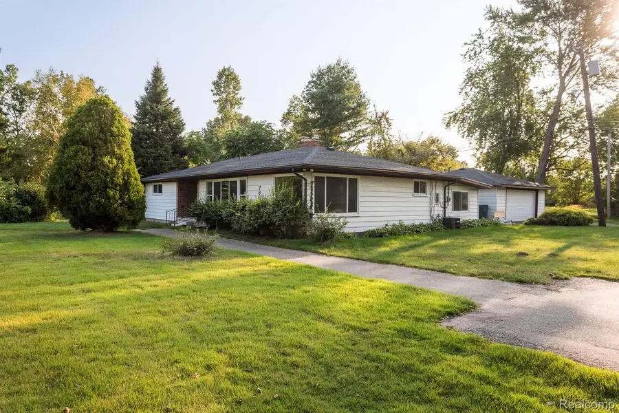 7860 WAYNE RD, Romulus, MI 48174