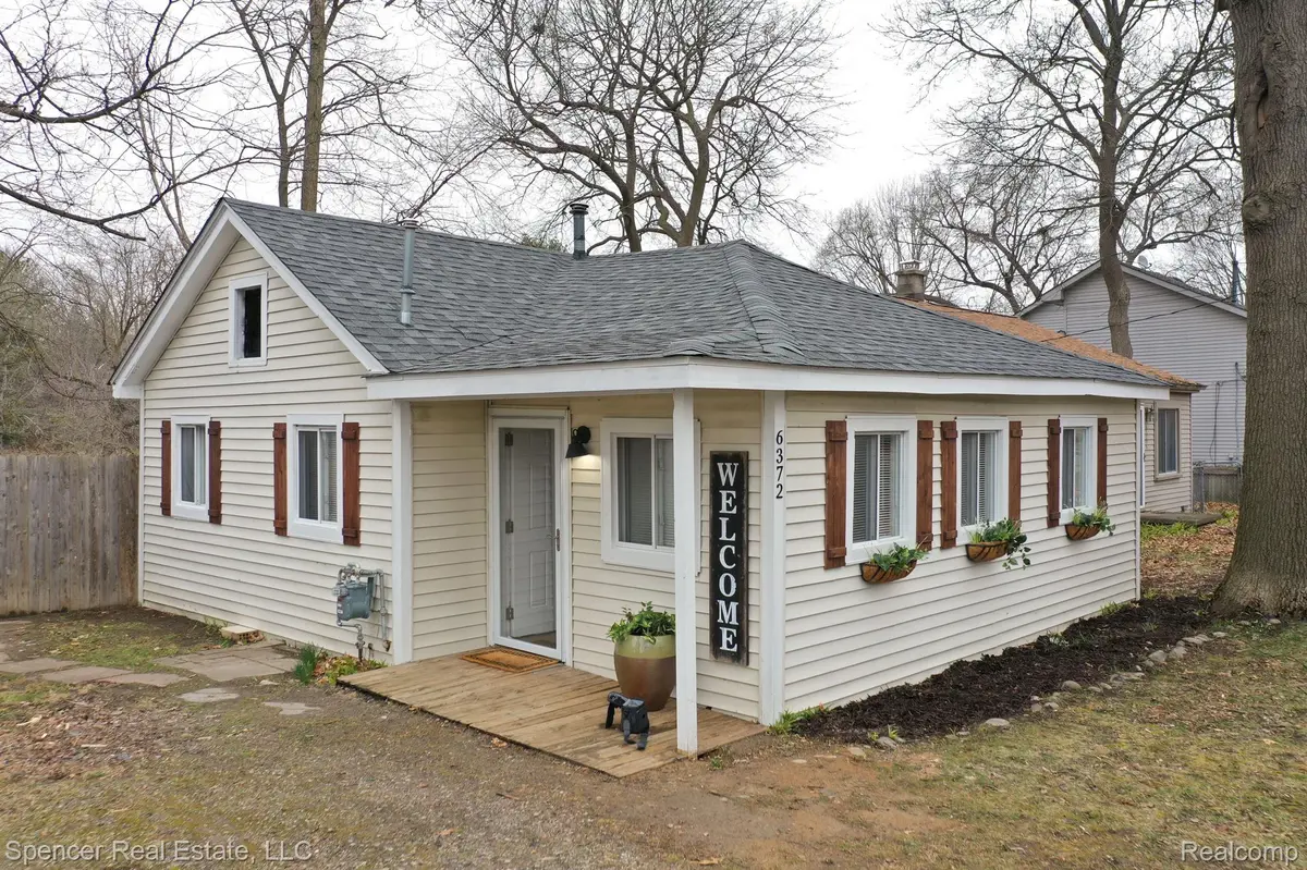 6372 ELMWOOD DR, Waterford Twp, MI 48329