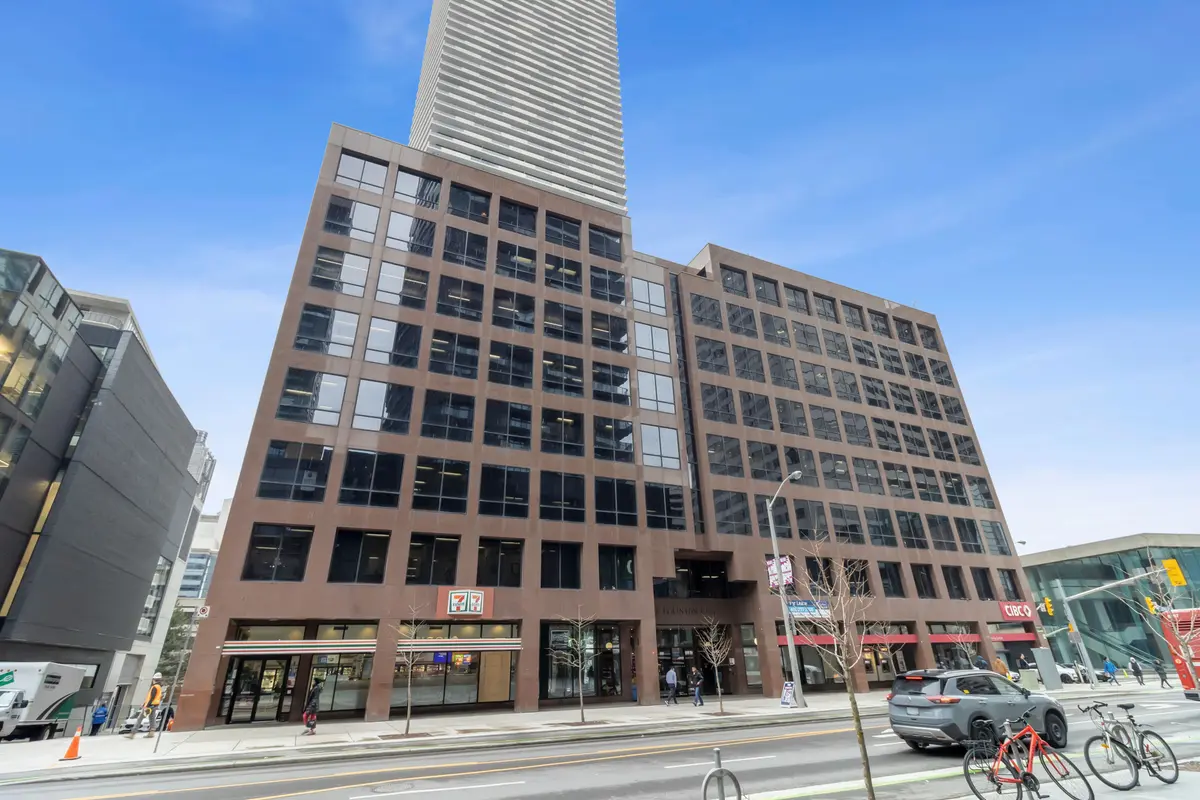 Toronto C10, ON M4P 3A1,1 Eglinton AVE E #416