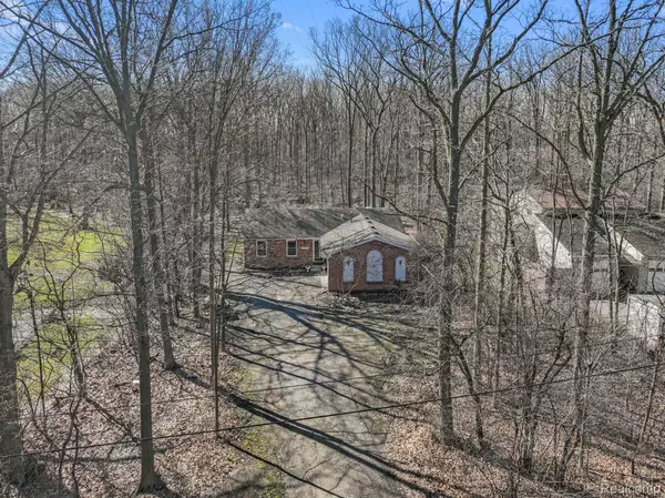 15957  Meadowood AVE, Southfield, MI 48076