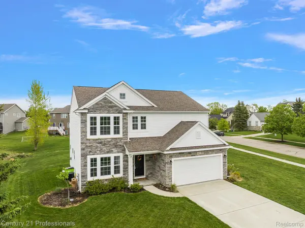 10015 Cotswald DR, Grand Blanc, MI 48439