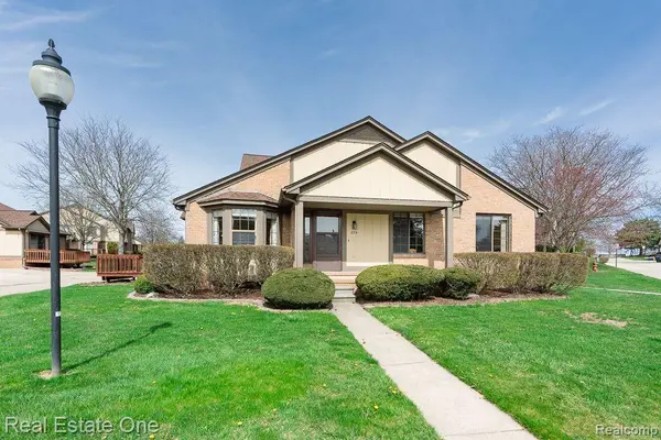 279 Meadow Bridge DR, Rochester Hills, MI 48307