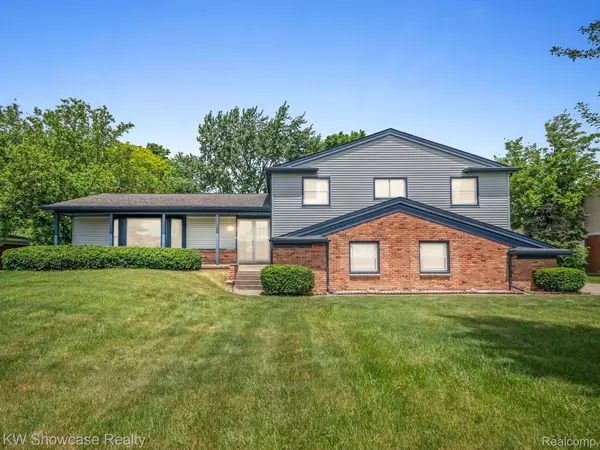 West Bloomfield, MI 48322,30728 W 14 MILE RD