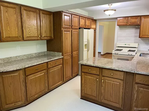 Farmington Hills, MI 48331,29075 OAK POINT DR