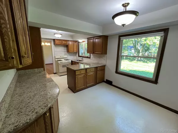 Farmington Hills, MI 48331,29075 OAK POINT DR