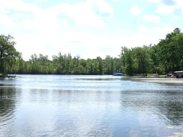 South Lyon, MI 48178,11493 SUMPTER RD